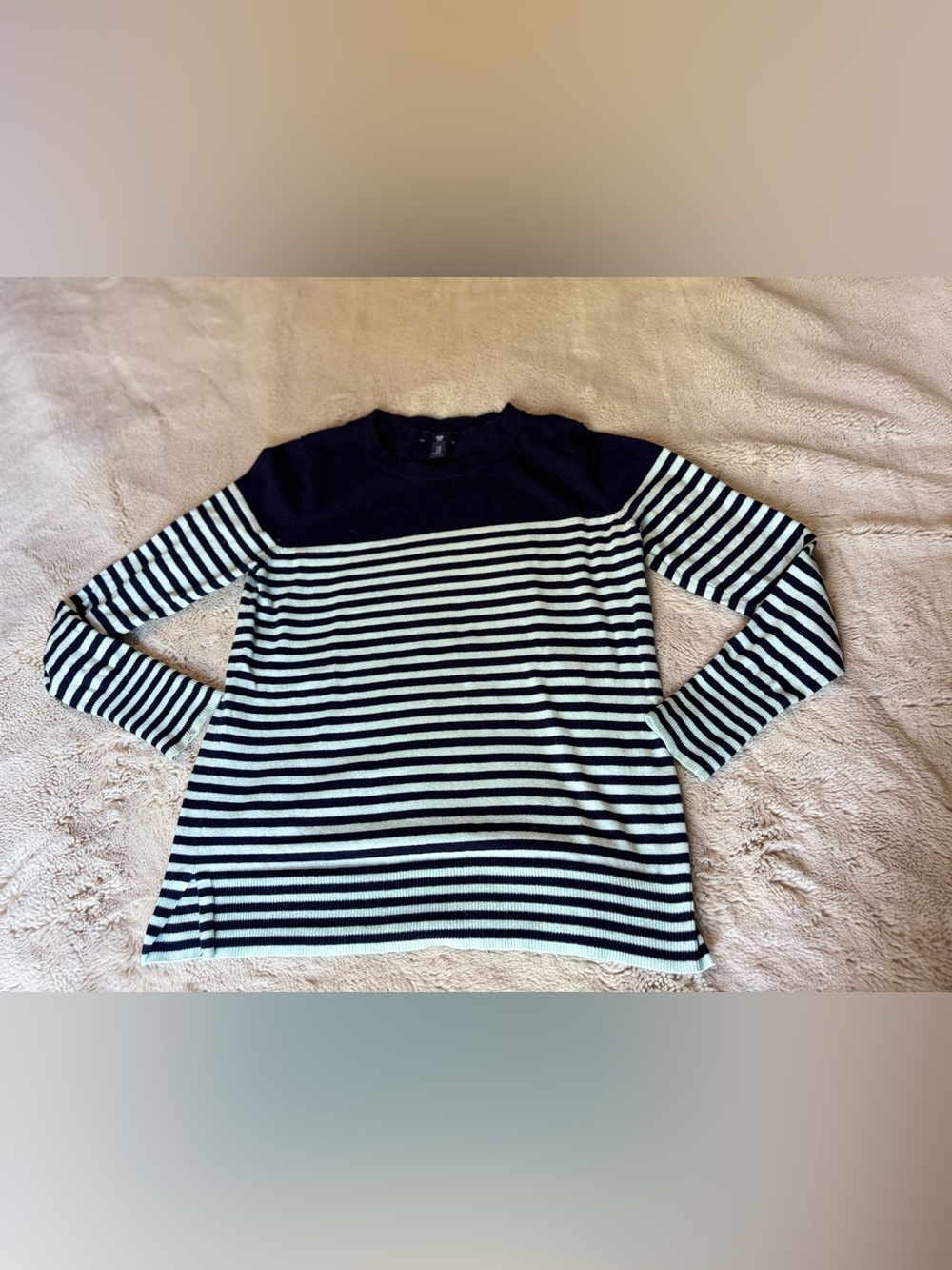 GAP striped slight weight sweater. Size M